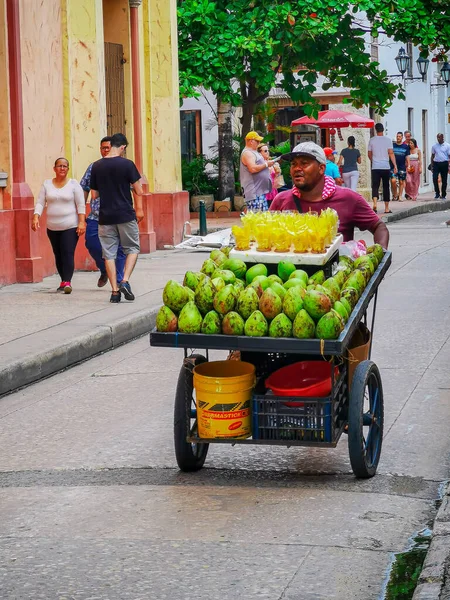 Cartagena, Kolumbia - 12 listopada 2019: Street vendors in Unesco delared city centre, old town — Zdjęcie stockowe
