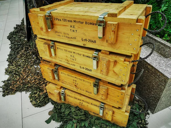 キト、エクアドル- 12月12 、 2019:表示、戦争の概念のためのモルタル爆弾のケース — ストック写真