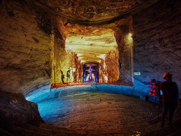 コロンビアのジパキラ-2019年11月12日:地下塩大聖堂鉱山からトンネル内に建てられたジパキラ200メートル地下. — ストック写真