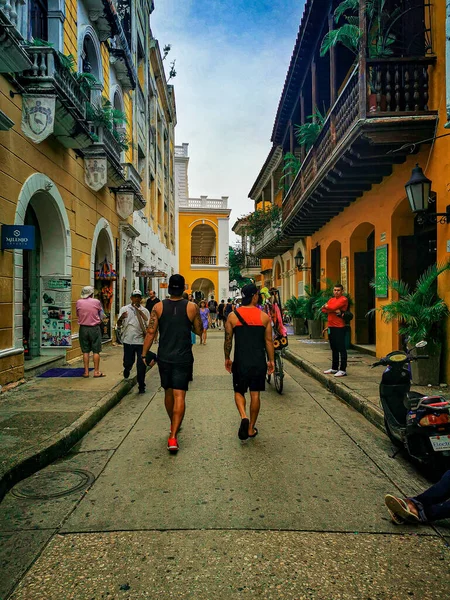 CARTAGENA, COLOMBIA - 12 DE NOVIEMBRE DE 2019: Vendedores ambulantes en la Unesco delared city centre, old town — Foto de Stock