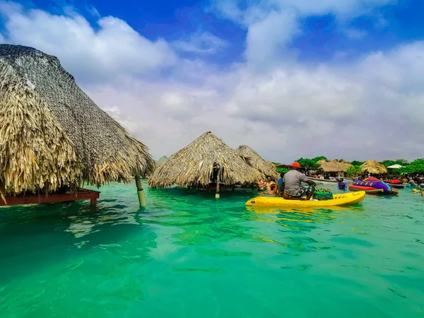 Ocean bar in Cholon beach. Места в бирюзово-голубом море на пляже Бару - Картахена в Колумбии — стоковое фото