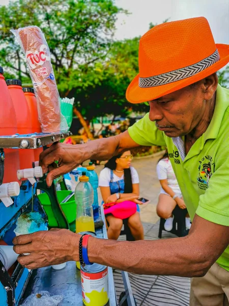 CARTAGENA, COLOMBIA - 12 ноября 2019 года: Уличные торговцы мороженым на улицах квартала Гетсемани в Картахене, Колумбия — стоковое фото