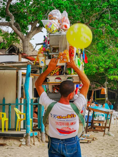 Baru, Cartagena, Colombia - 9 november 2019: Utsikt över paradisstranden med turister från Playa Blanca på ön Baru vid Cartagena i Colombia. — Stockfoto