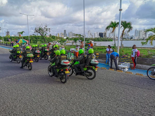 Cartagena, Kolumbia - 2019. november 05.: Ismeretlen, rendőrségi felszerelést viselő személyek kültéri kilátása Cartagena de Indiasban, Kolumbiában. — Stock Fotó