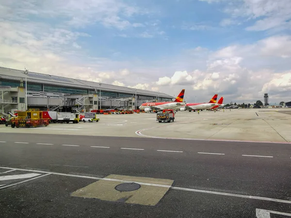 Bogotá, Colombia - 07 NOVIEMBRE 2019: Impuestos y pista de aterrizaje de la Terminal del aeropuerto El Dorado en Bogotá — Foto de Stock