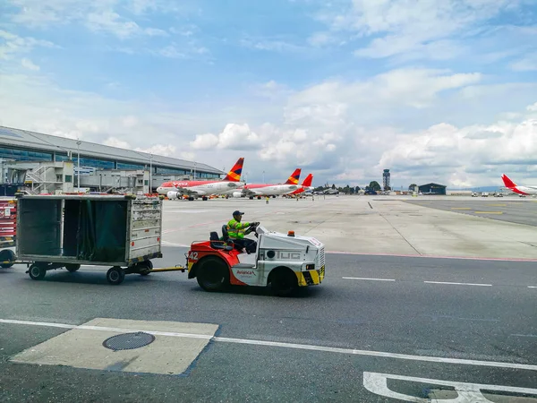 Bogotá, Colombia - 07 NOVIEMBRE 2019: Impuestos y pista de aterrizaje de la Terminal del aeropuerto El Dorado en Bogotá — Foto de Stock