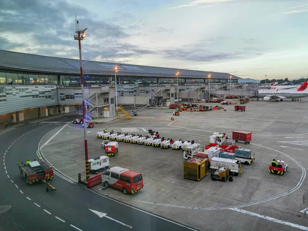 Bogotá, Colombia - 07 NOVIEMBRE 2019: Impuestos y pista de aterrizaje de la Terminal del aeropuerto El Dorado en Bogotá — Foto de Stock