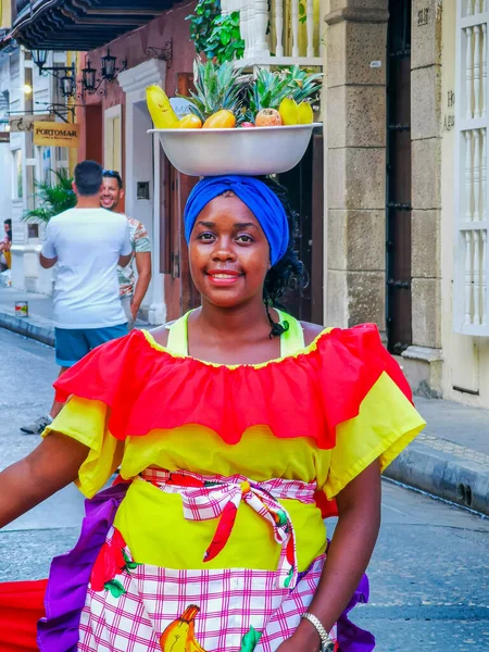 Bogotá, Colombia - 07 NOVIEMBRE 2019: personas no identificadas con vestimenta tradicional en Cartagena de Indias, Colombia — Foto de Stock