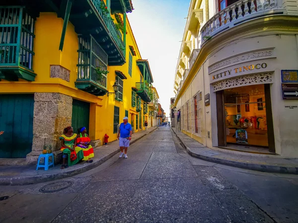 CARTAGENA, COLOMBIA - 09 ноября 2019 года: Красочные здания на улице старого города Картахена-де-Индиас в Колумбии — стоковое фото