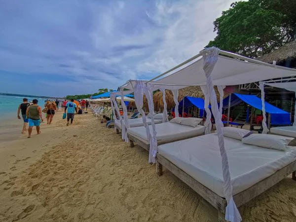 BARU, CARTAGENA, COLÔMBIA - NOVEMBRO 09, 2019: Vista sobre a praia paradisíaca com os turistas de Playa Blanca na Ilha Baru por Cartagena na Colômbia . — Fotografia de Stock