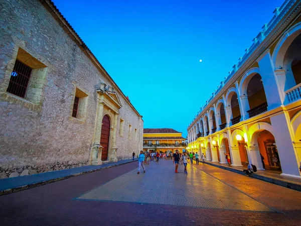 Straßen mit Gebäuden in der Touristenstadt Cartagena - Kolumbien. — Stockfoto