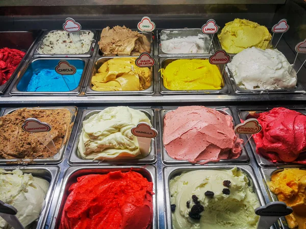 Diverse Italiaanse ijs smaken in moderne winkel display Rechtenvrije Stockafbeeldingen