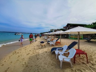 Baru, Cartagena, Kolombiya - 09 Kasım 2019: Kolombiya 'da Cartagena' nın Baru Adası 'ndaki Playa Blanca turistleriyle cennet plajına bakın.
