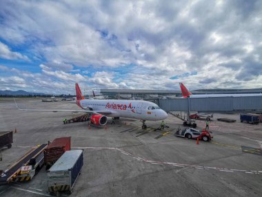 Bogota, Kolombiya - 07 Kasım 2019: Bogota 'daki El Dorado havaalanının vergilendirme ve pist