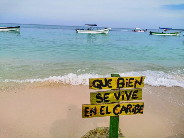 BARU, CARTAGENA, COLOMBIA - NOVEMBER 09, 2019: Sign and View on paradise beach with tourists of Playa Blanca on Island Baru. — Zdjęcie stockowe