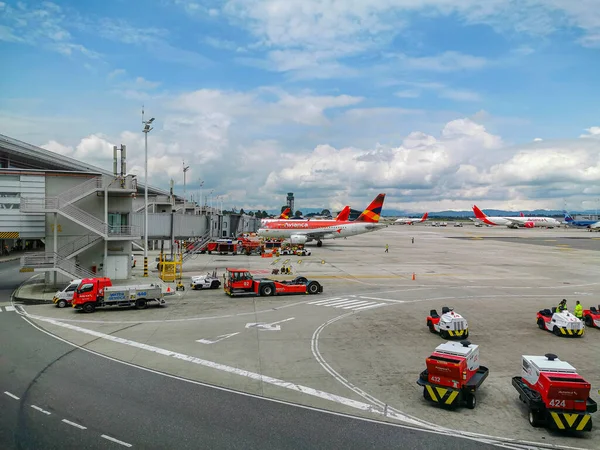 Bogotá, Colombia - 07 NOVIEMBRE 2019: Impuestos y pista de aterrizaje de la Terminal del aeropuerto El Dorado en Bogotá — Foto de Stock