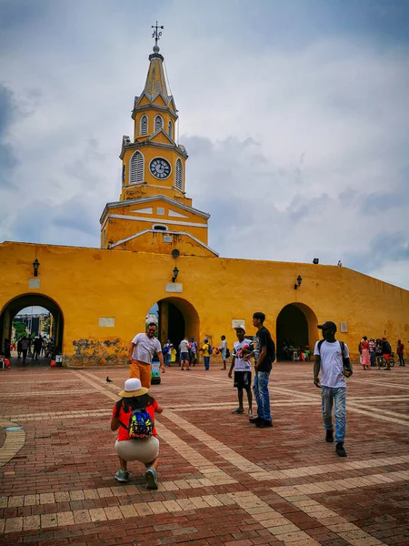 CARTAGENA, COLOMBIA - NOVEMBER 12, 2019: Street vendors in Unesco delared city centre, old town — Stock Photo, Image