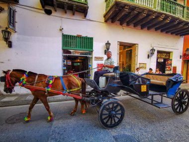 Cartagena, Kolombiya - 09 Kasım 2019: Tarihi İspanyol sömürge şehri Cartagena de Indias, Kolombiya 'da at arabaları çekildi