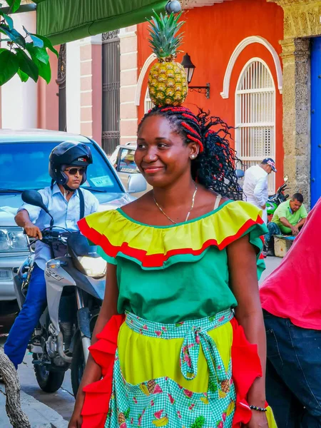 Bogota, Colombia - 07 november 2019: Niet-geïdentificeerde mensen in traditionele kleding in Cartagena de Indias, Colombië — Stockfoto