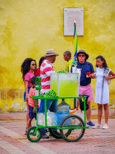Cartagena, Colombia - november 12, 2019: Gatuförsäljare i Unescos stadscentrum, gamla stan — Stockfoto