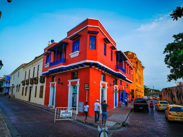 CARTAGENA, COLÔMBIA - NOVEMBRO 09, 2019: Edifícios coloridos em uma rua da antiga cidade de Cartagena Cartagena das Índias, na Colômbia — Fotografia de Stock
