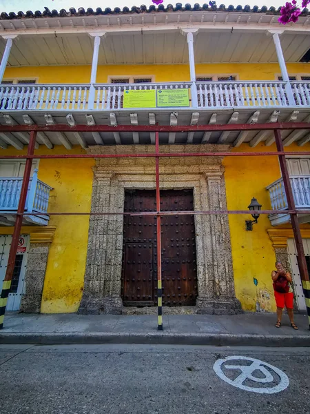 CARTAGENA, COLOMBIA - 09 DE NOVIEMBRE DE 2019: Coloridos edificios en una calle del casco antiguo de Cartagena Cartagena de Indias en Colombia —  Fotos de Stock