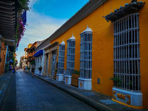 Ulice z budynkami w miejscowości turystycznej Cartagena - Kolumbia. — Zdjęcie stockowe