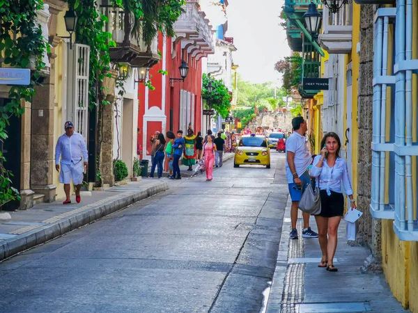 CARTAGENA, COLOMBIA - 09 DE NOVIEMBRE DE 2019: Coloridos edificios en una calle del casco antiguo de Cartagena Cartagena de Indias en Colombia —  Fotos de Stock