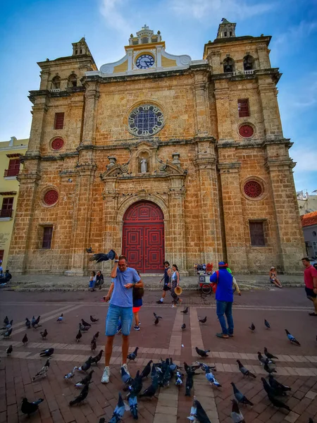 CARTAGENA, COLÔMBIA - NOVEMBRO 09, 2019: Edifícios coloridos em uma rua da antiga cidade de Cartagena Cartagena das Índias, na Colômbia — Fotografia de Stock