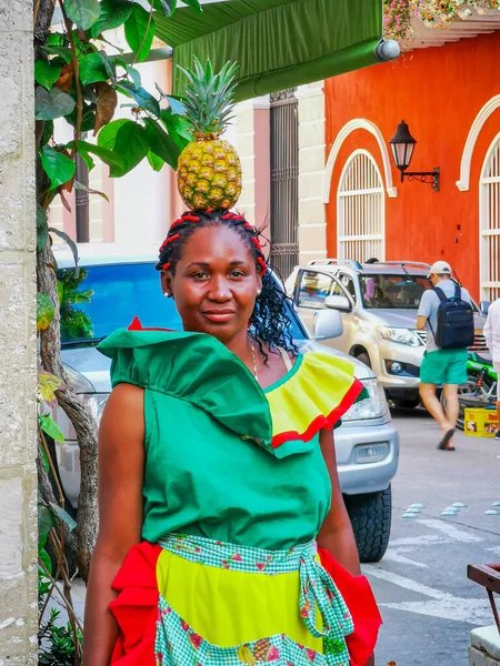 Bogotá, Colômbia - NOVEMBRO 07, 2019: pessoas não identificadas em trajes tradicionais em Cartagena das Índias, Colômbia — Fotografia de Stock