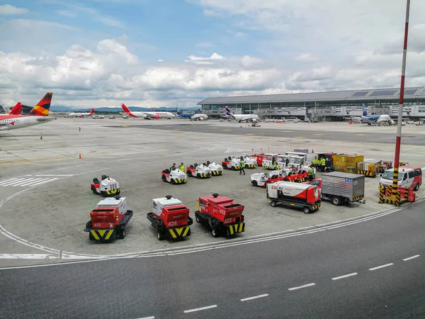 Bogotá, Colombia - 07 NOVIEMBRE 2019: Impuestos y pista de aterrizaje de la Terminal del aeropuerto El Dorado en Bogotá — Foto de Stock