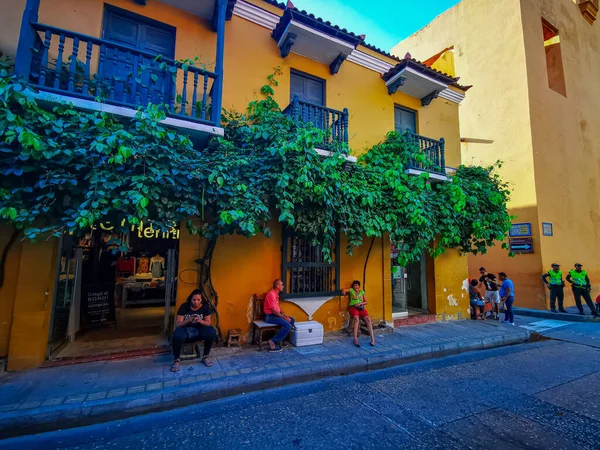 CARTAGENA, COLOMBIA - 09 ноября 2019 года: Красочные здания на улице старого города Картахена-де-Индиас в Колумбии — стоковое фото
