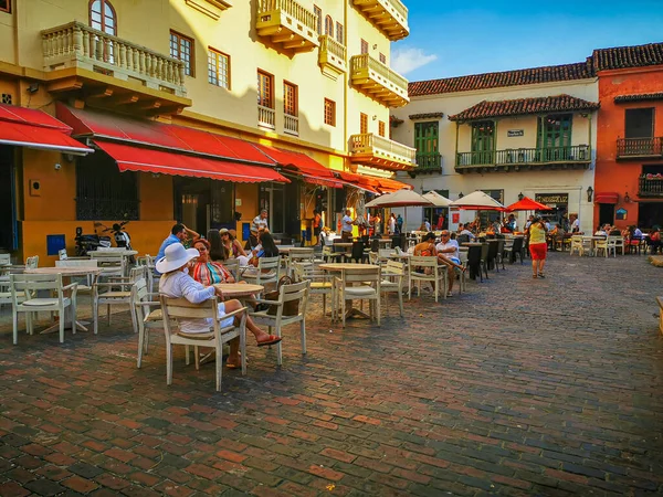 CARTAGENA, COLÔMBIA - NOVEMBRO 09, 2019: Edifícios coloridos em uma rua da antiga cidade de Cartagena Cartagena das Índias, na Colômbia — Fotografia de Stock