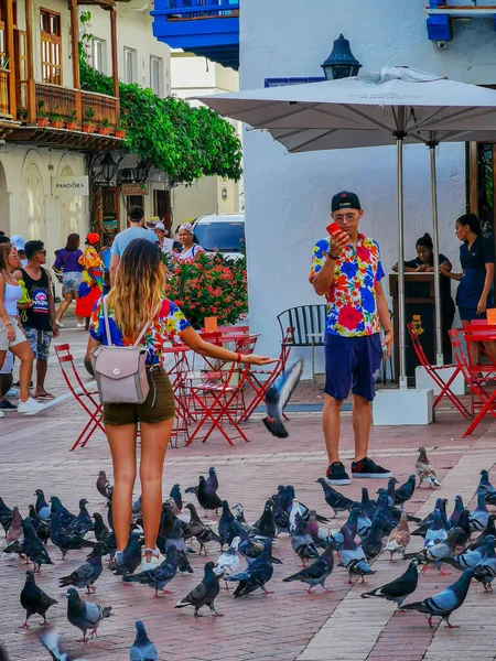 CARTAGENA, COLOMBIA - 09 NOVEMBRE 2019: Edifici colorati in una strada del centro storico di Cartagena Cartagena de Indias in Colombia — Foto Stock