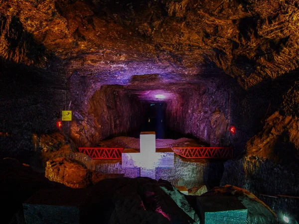 Zipaquira, Kolombiya - 12 Kasım 2019: Yeraltı Tuzu Katedrali Zipaquira 200 metre yeraltındaki bir madenden tünellere inşa edildi.