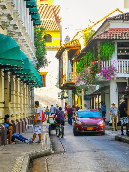 CARTAGENA, COLOMBIE - 09 NOVEMBRE 2019 : Bâtiments colorés dans une rue de la vieille ville de Cartagena Cartagena de Indias en Colombie — Photo