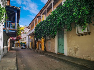 Cartagena, Kolombiya - 09 Kasım 2019: Kolombiya 'nın eski Cartagena Cartagena de Indias kentindeki renkli binalar