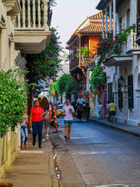 Cartagena, Kolombiya - 09 Kasım 2019: Kolombiya 'nın eski Cartagena Cartagena de Indias kentindeki renkli binalar