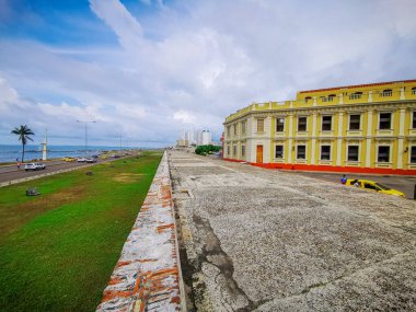 Cartagena savunma duvarı tarafından çevrili eski tarihi kesiminde.
