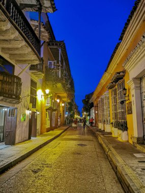 Kolombiya 'nın Cartagena şehrinde binaları olan sokaklar.