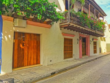 Kolombiya 'nın Cartagena şehrinde binaları olan sokaklar.