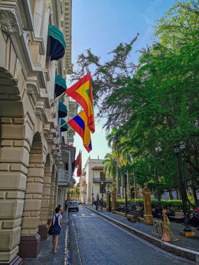 Kolombiya 'nın Cartagena şehrinde binaları olan sokaklar.