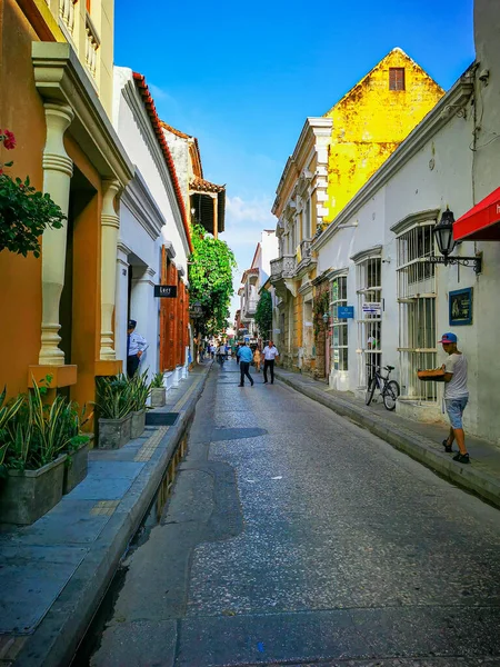 CARTAGENA, COLOMBIA - 09 ноября 2019 года: Красочные здания на улице старого города Картахена-де-Индиас в Колумбии — стоковое фото