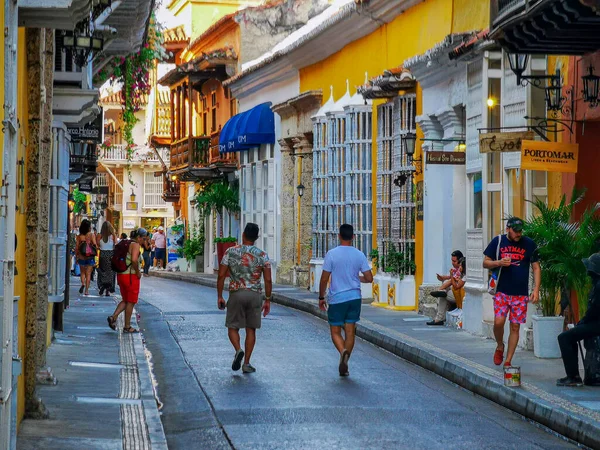Cartagena, Колумбія - листопад 09, 2019: барвисті будинки на вулиці старого міста Картахени Картахени-де-Індіас в Колумбії. — стокове фото