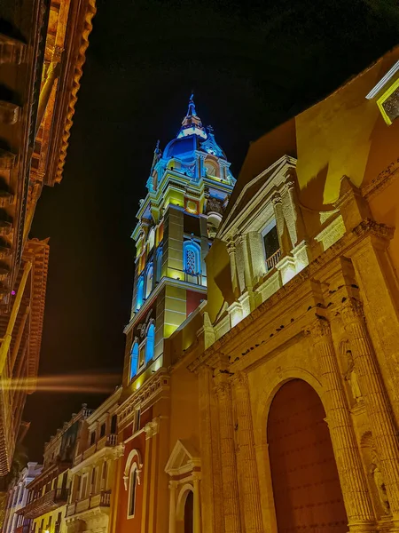 Strade con edifici nella città turistica di Cartagena - Colombia . — Foto Stock
