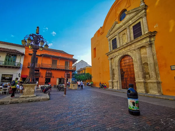 CARTAGENA, COLÔMBIA - NOVEMBRO 09, 2019: Edifícios coloridos em uma rua da antiga cidade de Cartagena Cartagena das Índias, na Colômbia — Fotografia de Stock