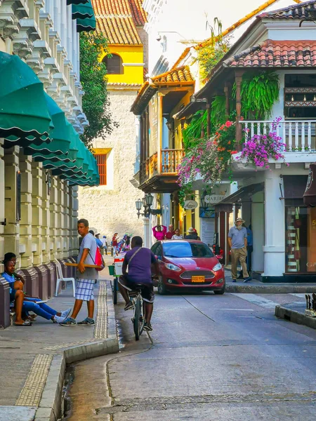 Cartagena, Kolumbia - 09 listopada 2019: Kolorowe budynki przy ulicy starego miasta Cartagena Cartagena de Indias w Kolumbii — Zdjęcie stockowe