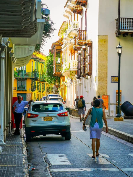 Cartagena, Kolumbia - 2019. november 09.: Színes épületek Cartagena Cartagena de Indias óvárosának utcájában Kolumbiában — Stock Fotó