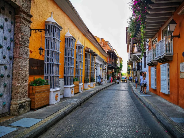 哥伦比亚卡塔赫纳- 2019年11月9日：哥伦比亚卡塔赫纳德印第亚斯古城街道上的多彩的建筑 — 图库照片