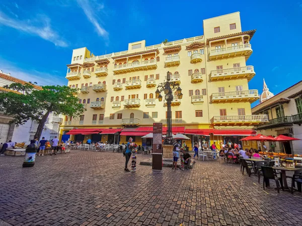 CARTAGENA, COLOMBIA - 09 ноября 2019 года: Красочные здания на улице старого города Картахена-де-Индиас в Колумбии — стоковое фото